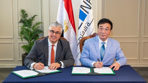 توقيع عقد مشروع شركة «كومفلي» توقيع عقد مشروع شركة «كومفلي»
