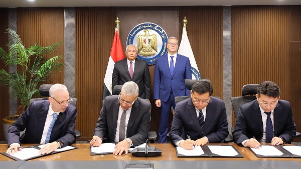 توقيع العقود النهائية توقيع العقود النهائية