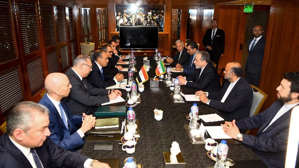 مشاورات سياسية بين وزيري خارجية مصر وإيران بالقاهرة