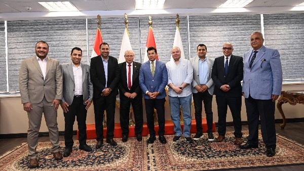 وزير الشباب والرياضة يجتمع بمجلس إدارة نادي النصر الرياضي وزير الشباب والرياضة يجتمع بمجلس إدارة نادي النصر الرياضي