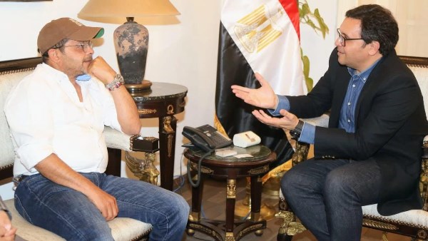 وزير الثقافة يلتقي محمد هنيدي لبحث عروض مسرحية بالمحافظات وزير الثقافة يلتقي محمد هنيدي لبحث عروض مسرحية بالمحافظات