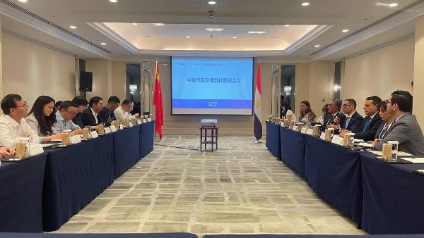 وزير الاستثمار والتجارة الخارجية يشارك في فعاليات المائدة المستديرة لقطاع السيارات وزير الاستثمار والتجارة الخارجية يشارك في فعاليات المائدة المستديرة لقطاع السيارات