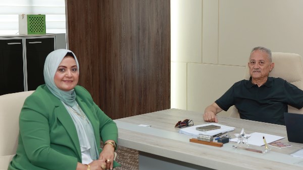 الدكتور أسامة عقيل ورئيس تحرير مجلة «أصول مصر» الدكتور أسامة عقيل ورئيس تحرير مجلة «أصول مصر»