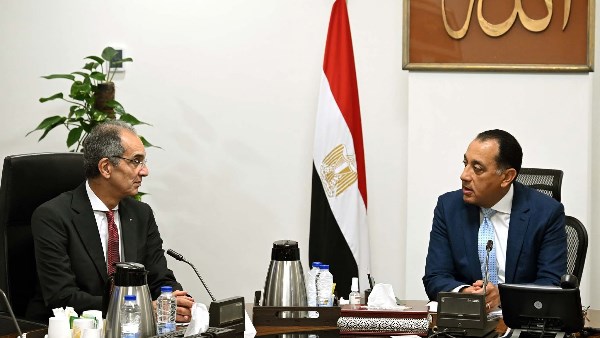 رئيس الوزراء ووزير الاتصالات 