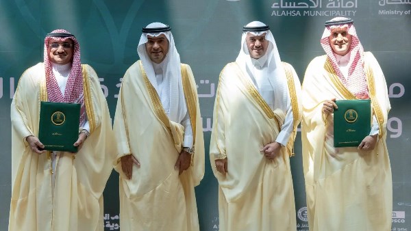 توقيع عقود استثمارية وشراكات مجتمعية بقيمة 1.5 مليار ريال لتعزيز التنمية توقيع عقود استثمارية وشراكات مجتمعية بقيمة 1.5 مليار ريال لتعزيز التنمية