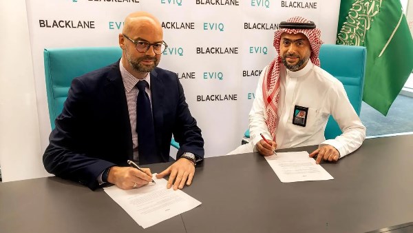 اتفاقية استراتيجية بين EVIQ و"بلاك لين" لتعزيز انتشار المركبات الكهربائية في السعودية