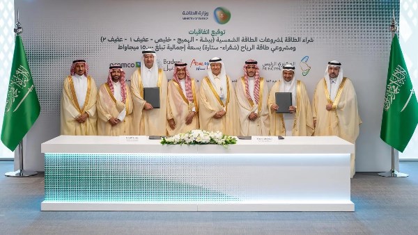السعودية توقع اتفاقيات ضخمة لمشروعات طاقة شمسية ورياح