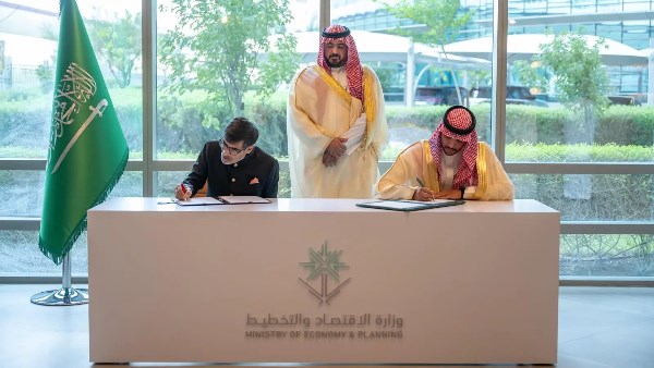 السعودية.. "الاقتصاد" توقع مذكرة تفاهم مع مؤسسة أبحاث هندية لتعزيز التعاون البحثي السعودية.. "الاقتصاد" توقع مذكرة تفاهم مع مؤسسة أبحاث هندية لتعزيز التعاون البحثي