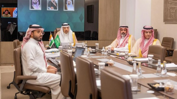 وزير الاستثمار السعودي ونظيره الهندي يبحثان تعزيز العلاقات والشراكات الاستراتيجية وزير الاستثمار السعودي ونظيره الهندي يبحثان تعزيز العلاقات والشراكات الاستراتيجية