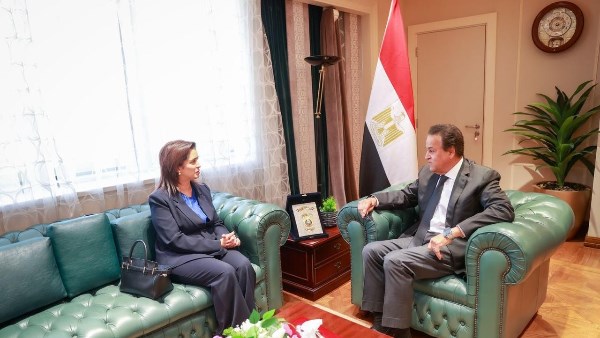 وزير الصحة والدكتورة حنان بلخي وزير الصحة والدكتورة حنان بلخي