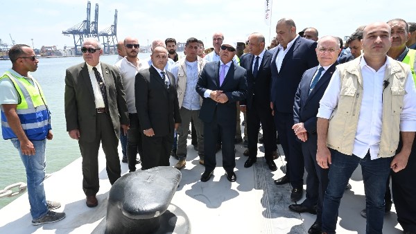  وزير الصناعة والنقل