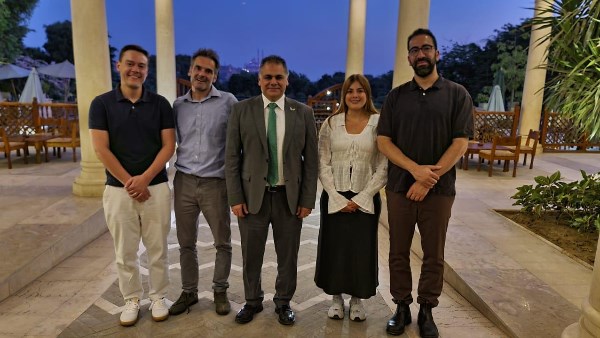 ، وفدًا من ممثلي كبرى وسائل الإعلام ، وفدًا من ممثلي كبرى وسائل الإعلام