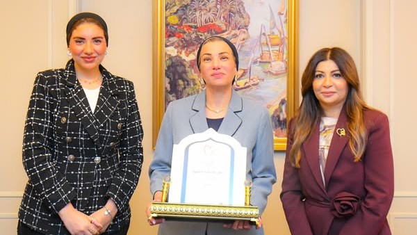 تكريم وزيرة البيئة تكريم وزيرة البيئة