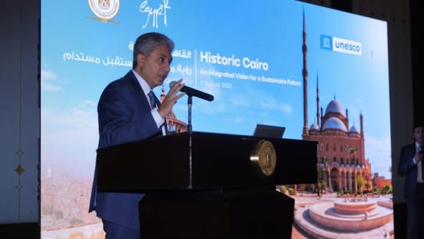 وزير السياحة يستعرض المشروعات المطروحة لتطوير القاهرة التاريخية وزير السياحة يستعرض المشروعات المطروحة لتطوير القاهرة التاريخية
