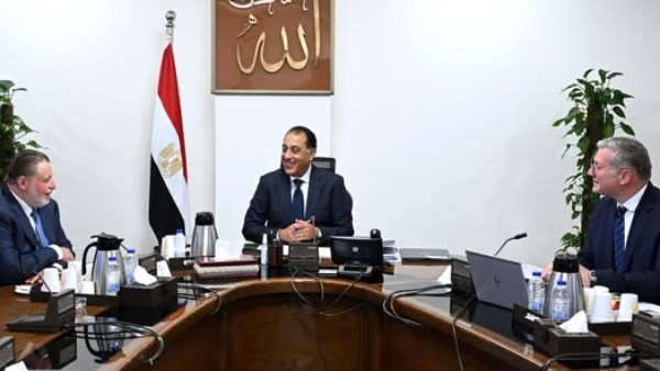 رئيس الوزراء يتابع جهود توفير المنتجات البترولية وسداد المستحقات 