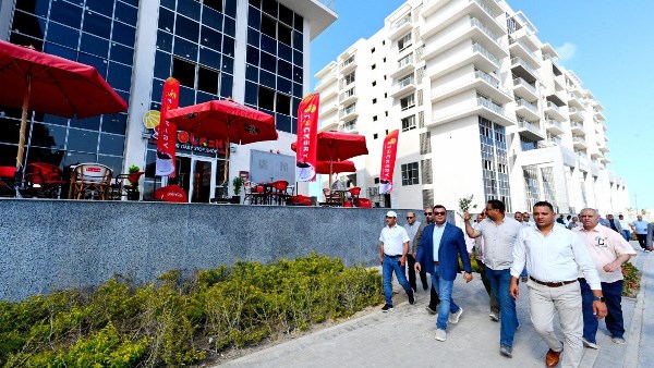 وزير الإسكان يتفقد مشروع إنشاء محطة لتحلية المياه وكومباوند مزارين