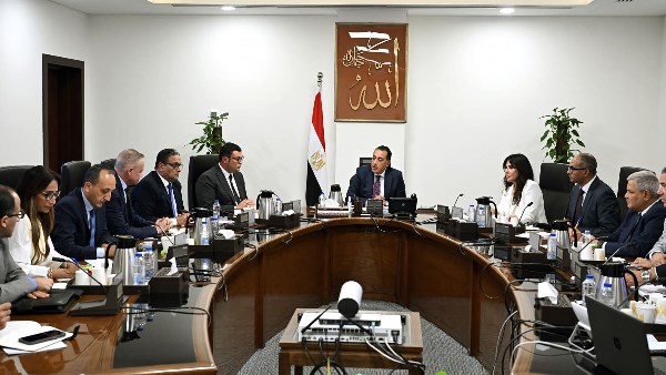 رئيس الوزراء يُتابع الإجراءات والموقف التنفيذي لمشروعات تحلية مياه البحر رئيس الوزراء يُتابع الإجراءات والموقف التنفيذي لمشروعات تحلية مياه البحر