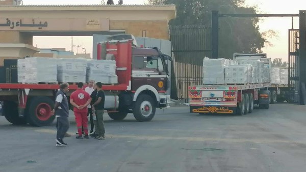 بالتنسيق مع مصر.. عبور 20 شاحنة إماراتية من كرم أبو سالم تمهيدًا لدخولها غزة بالتنسيق مع مصر.. عبور 20 شاحنة إماراتية من كرم أبو سالم تمهيدًا لدخولها غزة