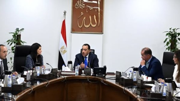 رئيس الوزراء يناقش زيادة الاعتمادات المالية المخصصة لصيانة المنشآت الحكومية