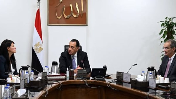 رئيس الوزراء يستعرض خطط الدولة للتحول الرقمي رئيس الوزراء يستعرض خطط الدولة للتحول الرقمي
