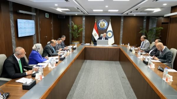 وزير البترول يوجه بتعميم تكنولوجيا ناجحة على الشركات لزيادة الإنتاج المحلي وزير البترول يوجه بتعميم تكنولوجيا ناجحة على الشركات لزيادة الإنتاج المحلي