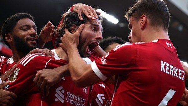 ليفربول يتغلَّب على آرسنال بهدف خاطف ويتربع على القمة ليفربول يتغلَّب على آرسنال بهدف خاطف ويتربع على القمة