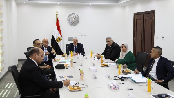  الدكتور أيمن عاشور