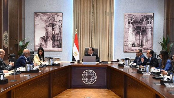 رئيس الوزراء يلتقي المدير التنفيذي لمصر بمجموعة البنك الدولي رئيس الوزراء يلتقي المدير التنفيذي لمصر بمجموعة البنك الدولي