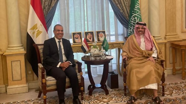 وزير الخارجية يجري مباحثات مع نظيره السعودي لتعزيز التعاون الثنائي وبحث التطورات الإقليمية