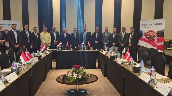 الوزير المفوض التجاري د. عبد العزيز الشريف الوزير المفوض التجاري د. عبد العزيز الشريف