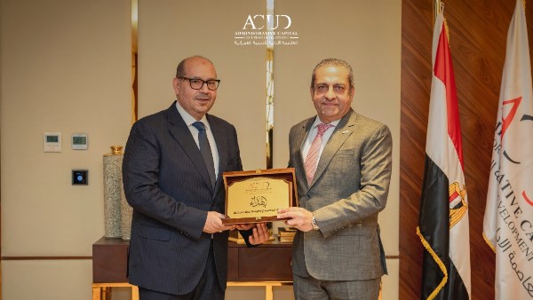 اللجنة الأولمبية تكرم خالد عباس
