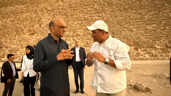 رئيس سنغافورة يزور المتحف المصري الكبير وأهرامات الجيزة