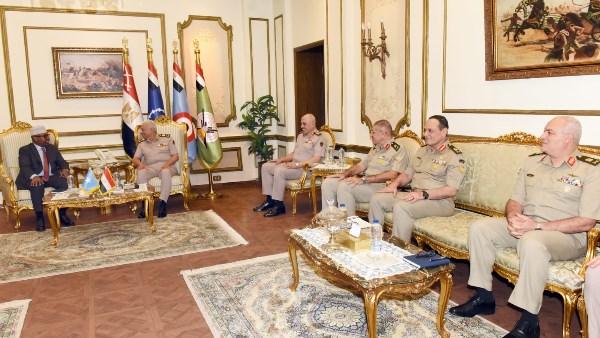 الفريق أول عبد المجيد صقر القائد العام للقوات المسلحة وزير الدفاع والإنتاج الحربى يلتقى وزير الدفاع الصومالى