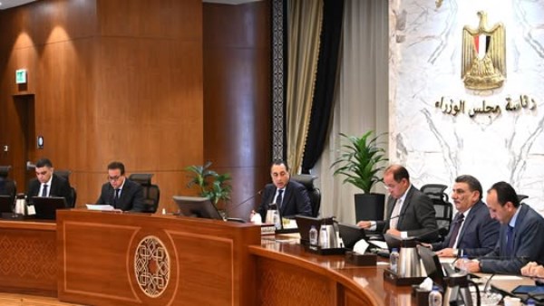 رئيس الوزراء يتابع موقف توافر الاعتمادات المالية لتغطية شراء الأدوية والمستلزمات الطبية رئيس الوزراء يتابع موقف توافر الاعتمادات المالية لتغطية شراء الأدوية والمستلزمات الطبية