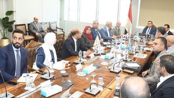 وزير الإسكان يستعرض الفرص الاستثمارية مع مسئولي الشركة السعودية المصرية 