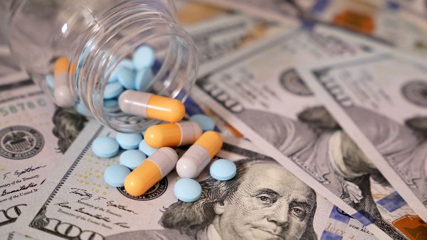  استجابةً لرسوم ترامب الجمركية.. شركات الأدوية العالمية تعزز استثماراتها في أمريكا