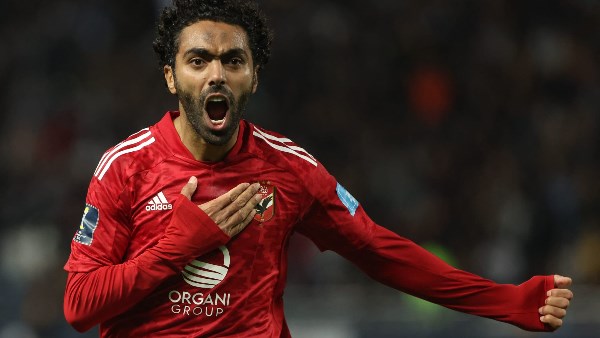 الأهلي يعود ويحقق فوزاً مثيراً على الزمالك بثنائية في الدوري المصري