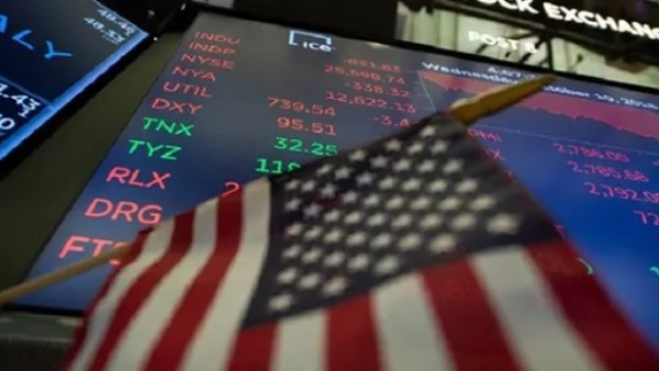 نصف ثروات الأسر الأمريكية في الأسهم.. تحذيرات من فقاعة مالية وتأثيرات اقتصادية متباينة