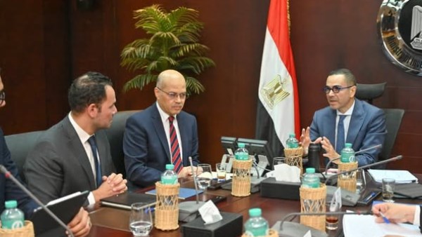 وزير الاستثمار يستعرض خطة تعديل هيكل الصادرات المصرية وفرص دخول مصر بصناعة أشباه الموصلات