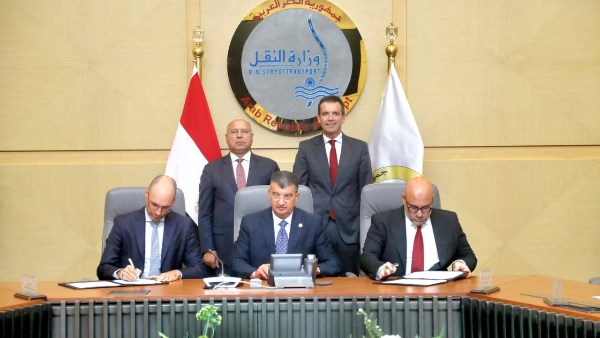 وزير الصناعة والنقل
