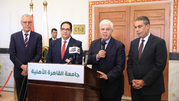  الدكتور أيمن عاشور
