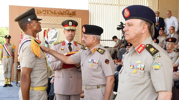  وزير الدفاع والإنتاج الحربى