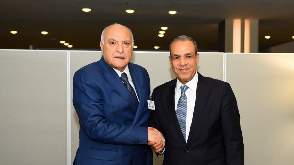 وزير الخارجية يلتقي نظيره الجزائري