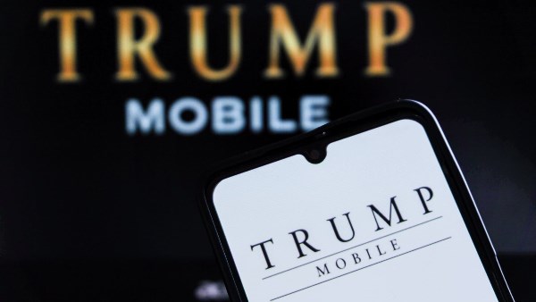 لهذا السبب.. ترامب موبايل تؤجل إطلاق هاتفها الذهبي في أمريكا 