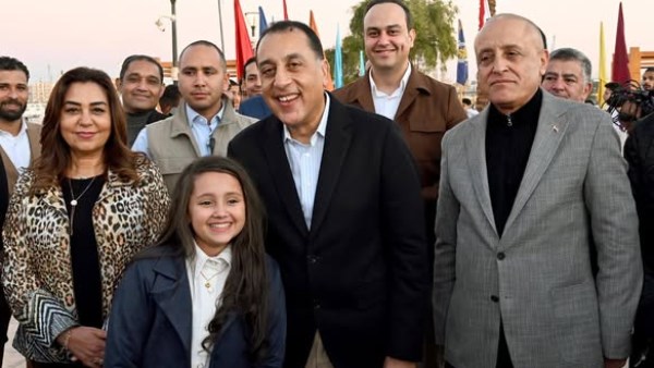 رئيس الوزراء يتفقد أعمال تطوير كورنيش النيل بالأقصر ويشاهد عروضاً فنية بالمسرح الروماني 