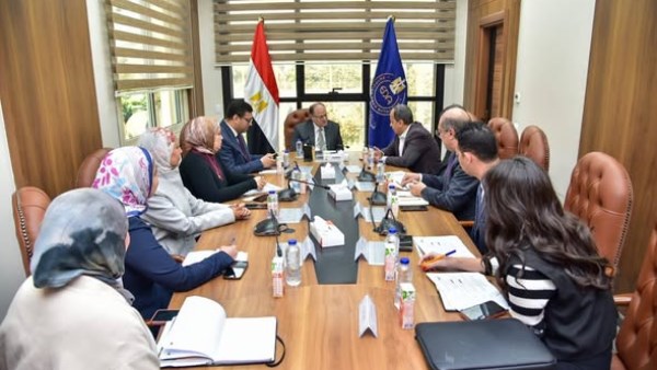 رئيس هيئة الدواء يبحث مع 3 شركات توطين أدوية الأورام والصناعات الدوائية المتقدمة