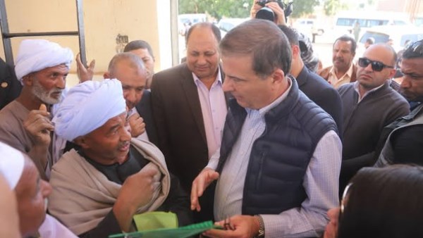 استجابة فورية.. وزير الزراعة يأمر بتوفير حفارات لحفر أحواض تخزين المياه بقرى أسوان 