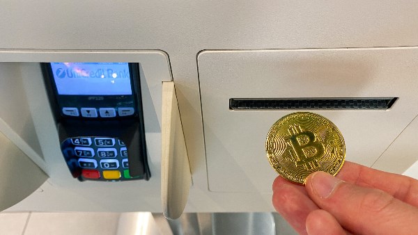 لهذا السبب.. أجهزة الصراف الآلي للعملات المشفرة تواجه خطر الإزالة في أمريكا 