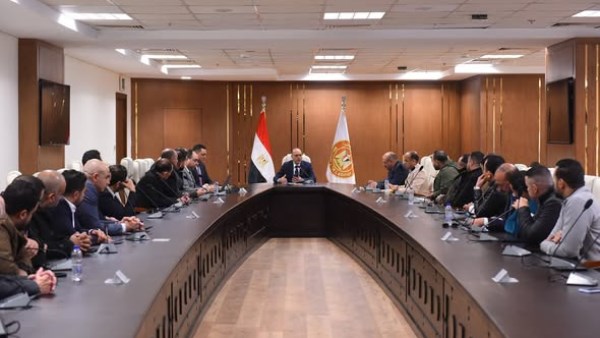 وزير العمل وشركات إلحاق العمالة بالخارج يناقشان المعوقات والتحديات 