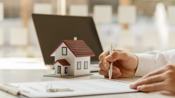 يفرضون عمولات تصل إلى 10%.. عضوة باتحاد الغرف التجارية تحذر من فوضى السماسرة العقاريين (فيديو)